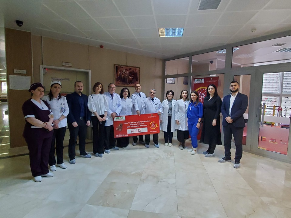 araz-supermarketler-sebekesi-usaq-onkologiya-merkezine-61-212-aznlik-tibbi-avadanliq-hediyye-etdi-261